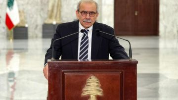 رئيس الحكومة اللبنانية يتأثر ويبكي خلال جلسة حول انفجار مرفأ بيروت