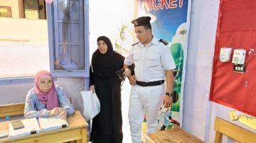 فرد من الشرطة يساعد مسنة للإدلاء بصوتها في انتخابات الشيوخ بالجيزة.. شاهد فرد من الشرطة يساعد مسنة للإدلاء بصوتها في انتخابات الشيوخ بالجيزة.. شاهد