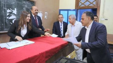 محافظ الشرقية يدلي بصوته في انتخابات مجلس الشيوخ صور