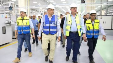 وزير قطاع الأعمال العام يجري جولة تفقدية مع محافظ الغربية في غزل المحلة .. يتابع تشغيل مصانع المرحلة الأولى وتقدم الأعمال في تنفيذ مشروعات المرحلة الثانية