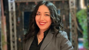 شاب يتحرش بفتاة داخل أتوبيس عام في وسط البلد ويقفز من النافذة شاب يتحرش بفتاة داخل أتوبيس عام في وسط البلد ويقفز من النافذة