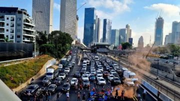 عائلات المحتجزين الإسرائيليين بغزة تغلق شارع أيالون في تل أبيب للمطالبة بصفقة تبادل