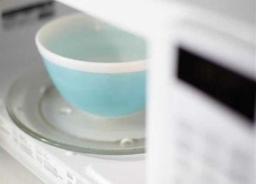 للتخلص من الروائح الكريهة.. أسهل خطوات لتنظيف الميكروويف 