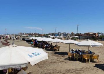 هدوء الأمواج وتحسن حالة البحر المتوسط.. إقبال المصطافين على شواطئ بورسعيد هدوء الأمواج وتحسن حالة البحر المتوسط.. إقبال المصطافين على شواطئ بورسعيد