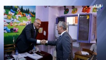 رئيس الهيئة الوطنية للصحافة يدلي بصوته في انتخابات الشيوخ