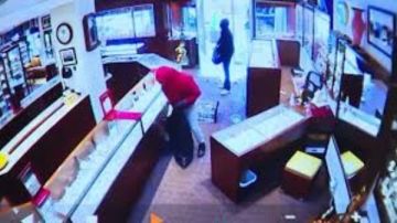 سرقوا مجوهرات بـ 2 مليون دولار في دقيقتين .. فيديو سرقوا مجوهرات بـ 2 مليون دولار في دقيقتين .. فيديو