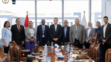 لدعم التصنيع المحلي.. رئيس هيئة الشراء الموحد يستقبل وفدا من البنك الأفريقي للتنمية.. ونواب تطالب الدولة المصرية بضرورة منح حوافز لإقامة مصانع للمواد الخام للأدوية لدعم التصنيع المحلي.. رئيس هيئة الشراء الموحد يستقبل وفدا من البنك الأفريقي للتنمية.. ونواب تطالب الدولة المصرية بضرورة منح حوافز لإقامة مصانع للمواد الخام للأدوية