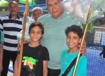 مكافأة مالية لطفلين يبيعان حلوى غزل البنات بالوادي الجديد