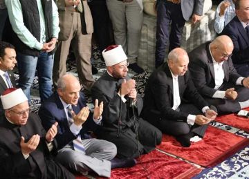 وزير الأوقاف ومحافظ القاهرة يؤديان صلاة الجمعة بمسجد الإمام الحسين وزير الأوقاف ومحافظ القاهرة يؤديان صلاة الجمعة بمسجد الإمام الحسين