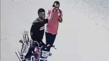 الأمن يفحص فيديو محاولة سرقة لص لشاب وترويعه بسلاح أبيض الأمن يفحص فيديو محاولة سرقة لص لشاب وترويعه بسلاح أبيض