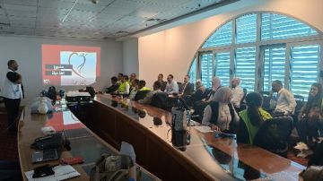 الصحة تستكمل تدريب العاملين بمطار القاهرة على أجهزة إزالة الرجفان القلبي AED