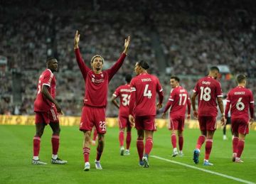 رسميا.. ليفربول يعلن تمديد عقد نجم الفريق