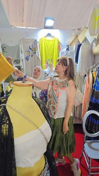 صفاء أبو السعود تزور جناح المجلس القومى للمرأة بمعرض ديارنا