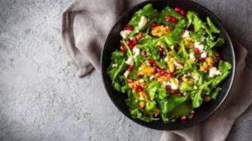 قيمة غذائية عالية.. طريقة عمل سلطة الجرجير