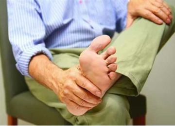  للرجال فوق الستين .. خلي بالك من رجلك 5 علامات تظهر ليلا تشير إلى ارتفاع الكوليسترول