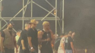 محمد رمضان ينهي حفله في بورتو مارينا بعد إصابة خطيرة لأحد أعضاء فرقته