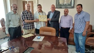 من اتهام إلى تكريم.. رئيس قطار الزقازيق بطل واقعة الشورت يتسلم شهادة تقدير من النقابة