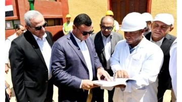 وزير الإسكان ومحافظ يتفقدان محطة مياه نهطاي الارتوازية ضمن مشروعات حياة كريمة وزير الإسكان ومحافظ يتفقدان محطة مياه نهطاي الارتوازية ضمن مشروعات حياة كريمة
