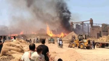 الدنيا كلها بقت نار.. اشتعال النيران بمصنع كتان بالغربية وإخماد نيرانه وخسائر أولية 50 مليون جنيه.. صور