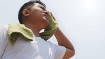 خطر يهدد الحياة.. أعراض ضربة الشمس وطرق الوقاية منها خطر يهدد الحياة.. أعراض ضربة الشمس وطرق الوقاية منها