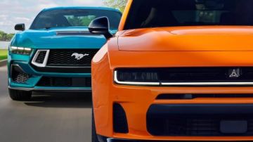 نيو تشارجر العضلية ضد موستانج V8: مواجهة بين السرعة والقوة
