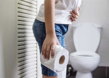 النساء أكثر عرضة له.. أبرز أسباب سلس البول