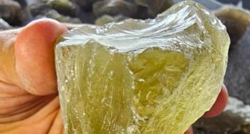 جمارك مطار القاهرة تحبط محاولة تهريب كمية من الأحجار شبه الكريمة