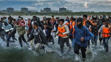 رغم التعهد بسحق العصابات.. طلبات اللجوء تصل لأعلى مستوياتها في بريطانيا