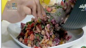 طريقة عمل سلطة الحمص بالخضار.. وصفة صحية مشبعة ولذيذة