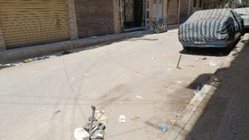 مواطنون يستولون على الطريق العام لحجز أماكن انتظار السيارات مواطنون يستولون على الطريق العام لحجز أماكن انتظار السيارات