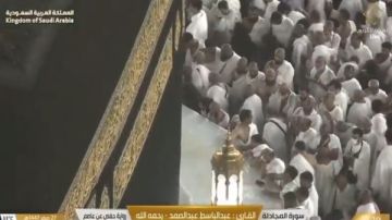 أمطار الخير تبهج المعتمرين في رحاب المسجد الحرام شاهد