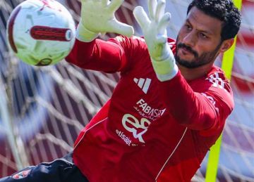  البطل والقائد .. جماهير الأهلي تدعم الشناوي بعد أزمة وفاة والده