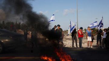 تل أبيب تشتعل .. متظاهرون إسرائيليون يحرقون محيط مقر الليكود والشرطة ترد بالقوة صور تل أبيب تشتعل .. متظاهرون إسرائيليون يحرقون محيط مقر الليكود والشرطة ترد بالقوة صور