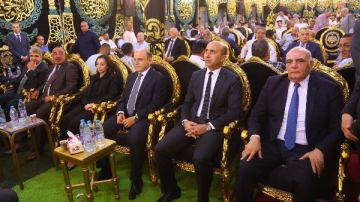 محافظ كفر الشيخ يؤدي واجب العزاء في والدة حرم مدير أمن البحيرة.. صور