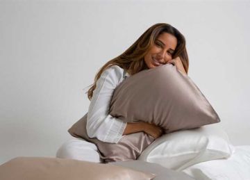 مش مجرد خطوط دي بداية تجاعيد.. كيف تقلل من آثار المخدة على وجهك عند النوم