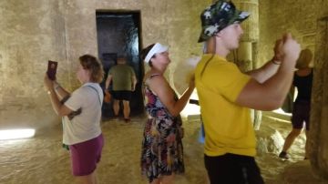 تزامنا مع بدء الموسم السياحي.. وفود ألمانية ومجرية تزور المناطق الأثرية بالمنيا