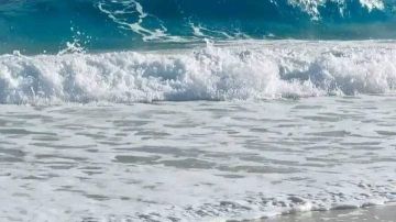 رفع الراية الحمراء على شواطئ العجمي بسبب اضطراب الأمواج