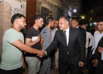 محافظ الشرقية يؤدي واجب العزاء في عامل النظافة ويوجه بإعانة مالية والتعاقد مع أبنائه (صور)