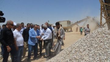 بعد توقفها 14 عاما.. محافظ أسيوط يشهد التشغيل التجريبي لمحطة تكسير المواد المحجرية.. للمساهمة في توفير الخامات الأساسية لأعمال البناء والرصف
