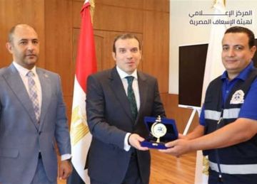  رشيد يهدي درع الإسعاف لطاقم رد 1.5 مليون جنيه لإحدى المصابات ويوجه بصرف مكافأة