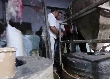 ضبط وإعدام أكثر من نصف طن حلوى وغلق مصنع في حملة تفتيشية بالشرقية (صور) ضبط وإعدام أكثر من نصف طن حلوى وغلق مصنع في حملة تفتيشية بالشرقية (صور)