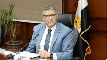 محافظ الجيزة يعاقب مسئولين بحي الهرم لتقاعسهم عن تنفيذ إزالة لمخالفات بناء محافظ الجيزة يعاقب مسئولين بحي الهرم لتقاعسهم عن تنفيذ إزالة لمخالفات بناء