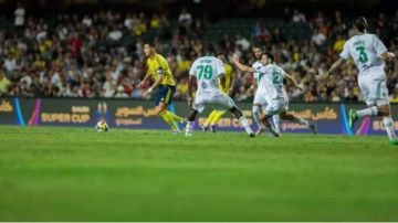 لاعب بالأهلي السعودي يصر على معانقة رونالدو خلال الممر الشرفي.. تعرف عليه لاعب بالأهلي السعودي يصر على معانقة رونالدو خلال الممر الشرفي.. تعرف عليه