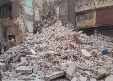 انهيار أجزاء عقار قديم بـ الجمرك غرب الإسكندرية.. و الحى : صادر له قرار هدم (صور)