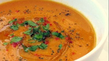 طريقة عمل شوربة العدس الشرقية.. مغذية ومثالية لكل المواسم