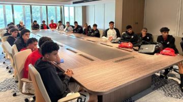 محاضرة فنية للاعبي منتخب تحت 17 عاما قبل مواجهة سلطنة عمان بكأس الخليج