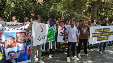 الاعتداء على سفارتنا جريمة.. هتافات ضد الجماعة الارهابية أمام السفارة الهولندية بالقاهرة.. فيديو الاعتداء على سفارتنا جريمة.. هتافات ضد الجماعة الارهابية أمام السفارة الهولندية بالقاهرة.. فيديو