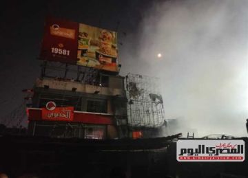 النيران تشتعل في محال تجارية أمام مترو شبرا الخيمة.. والحماية المدنية تحاصر الحريق (صور)