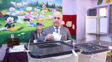 رئيس الهيئة الوطنية للصحافة يدلي بصوته في انتخابات الشيوخ 2025