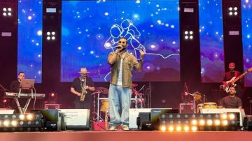 أحمد سعد بالعلم المغربي في مهرجان الشواطئ .. والجمهور يحتفل بعيد ميلاده أحمد سعد بالعلم المغربي في مهرجان الشواطئ .. والجمهور يحتفل بعيد ميلاده